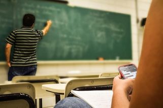 Katedra jako pranýř. Když se z učitele stane rukojmí drzého žáka a agresivního rodiče - Médium.cz